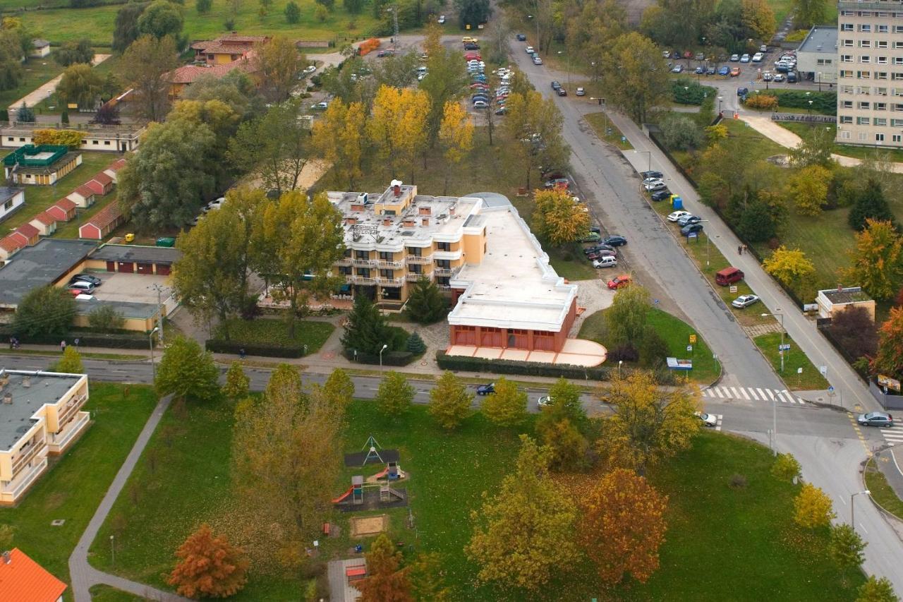 Csipke Hotel Kiskunhalas Exterior photo