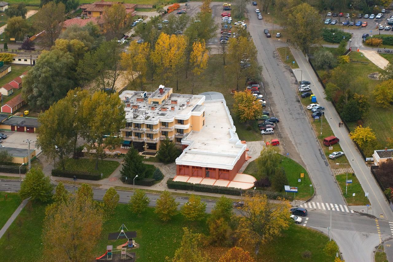 Csipke Hotel Kiskunhalas Exterior photo